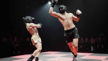 Avec « Ring », Lukas Dana expose les mécanismes de domination entre hommes - Critique sortie Théâtre Paris Le CENTQUATRE-PARIS